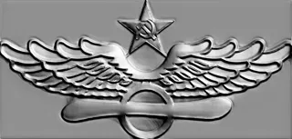 3D-Modell des Luftwaffen-Flügel-Basreliefs mit Stern, Hammer und Sichel, stilisierten Flügeln und horizontalem Streifen.