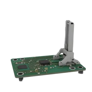 Modelo 3D de abrazadera para PCB con montaje, mostrando su diseño funcional sobre una placa verde con microchips.