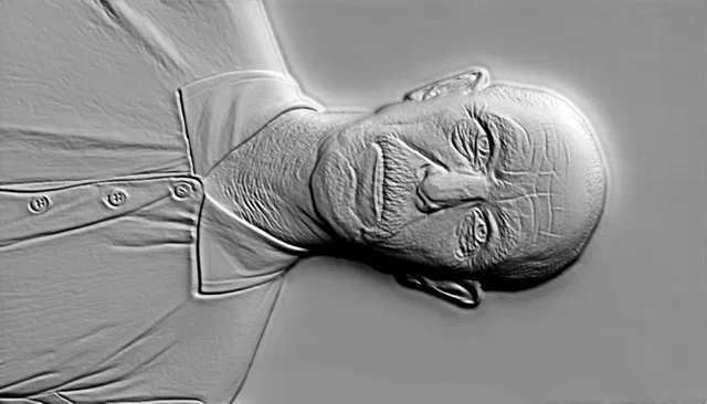 3D-Modell eines älteren Mannes im Hemd als Basrelief, mit ausdrucksstarken Falten und Stofftextur.