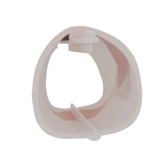 Render 3D di un oggetto astratto vorticoso con superfici bianche lisce e tenui accenti interni rosa, presentato su sfondo bia