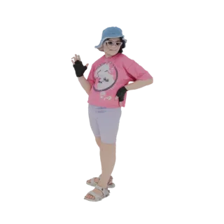 Modèle 3D d'une femme portant un t-shirt rose, un short lavande, un bob bleu et des lunettes de soleil, posant avec une main