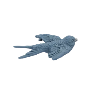 Modelo 3D de um pássaro azul estilizado em pleno voo, com asas abertas e cauda estendida, sobre um fundo branco.