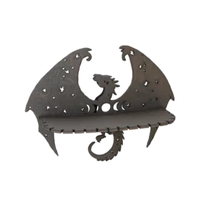 Modello 3D di uno scaffale da parete scuro, con texture legnosa, a forma di drago con intagli di fasi lunari e stelle sulle a