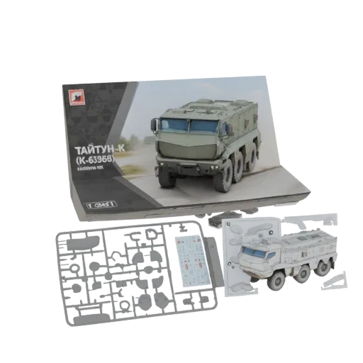 Modèle 3D d'un blindé Typhoon-K (K-63968), montré avec ses pièces détachées et sa planche de décalcomanies.