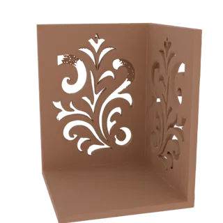 3D-Rendering eines hellbraunen Eckenschutzes mit dekorativem floralem Ausschnittmuster auf den sichtbaren Flächen.