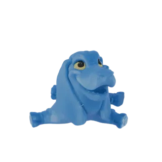 Ein niedliches, blaues Baby-Drachen-Spielzeug 3D-Modell, das mit gespreizten Beinen und einem freundlichen Ausdruck sitzt, vo