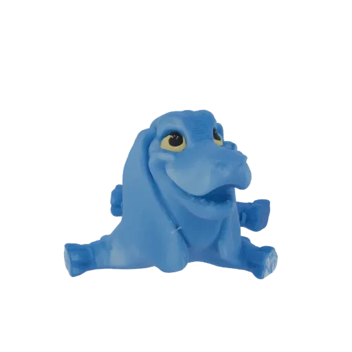 Um modelo 3D de brinquedo de dragão bebê azul fofo sentado com as pernas afastadas e uma expressão amigável, renderizado sobr
