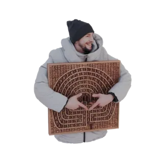 3D-Modell eines lächelnden Mannes in einer hellgrauen Jacke, der eine Holztafel mit geometrischen Zahlenmustern hält und mit