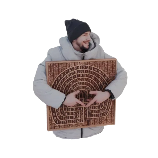 3D-Modell eines lächelnden Mannes in einer hellgrauen Jacke, der eine Holztafel mit geometrischen Zahlenmustern hält und mit