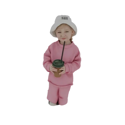 Modello 3D di una giovane ragazza in tuta rosa e cappello bianco a secchiello, che tiene una tazza verde e marrone con cannuc