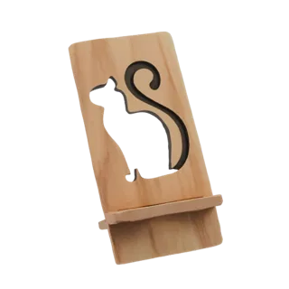Un supporto per telefono in legno renderizzato in 3D con la silhouette intagliata di un gatto seduto e la sua coda arricciata