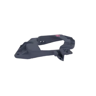 Modelo 3D de un soporte industrial gris oscuro con acentos rosas, mostrado desde un ángulo lateral sobre un fondo blanco.