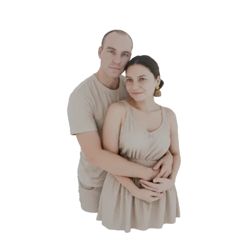 نموذج ثلاثي الأبعاد لرجل وامرأة يحتضنان، مع التفاف ذراعي الرجل حول المرأة، معروض في إضاءة طبيعية ناعمة.