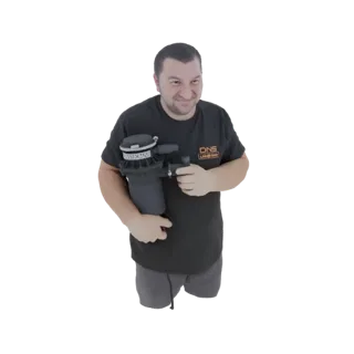 3D-Modell eines Mannes im schwarzen T-Shirt, der einen schwarzen Luftfilter hält und den Betrachter anlächelt.