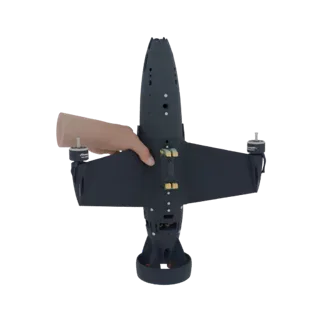 Modelo 3D de un dron submarino gris oscuro con cuatro hélices visibles, sostenido por una mano.