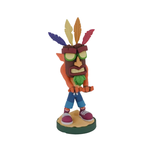 Modello 3D del personaggio maschera tribale Aku Aku, in piedi su una base sabbiosa, con pantaloncini blu e sneakers, e piume