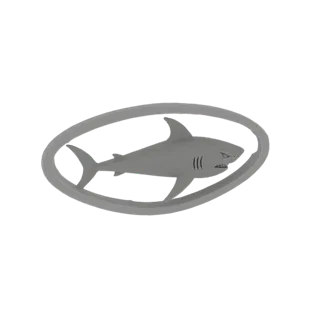 Renderização de modelo 3D de um tubarão cinza e agressivo nadando dentro de um emblema oval cinza contra um fundo branco.
