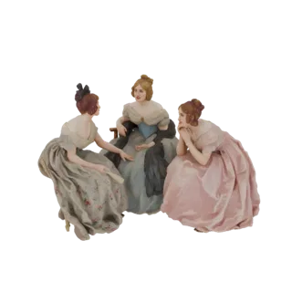 3D-Modell von drei viktorianischen Damen in eleganten Kleidern, sitzend und sich unterhaltend, eine hält einen Fächer.
