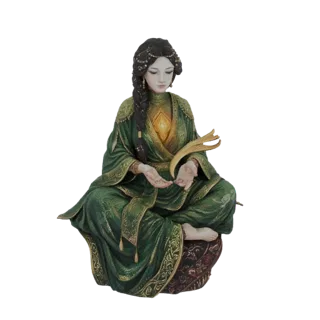 Modèle 3D d'une enchanteresse sereine en robes d'émeraude, assise avec les mains ouvertes, une douce lumière émanant de sa po