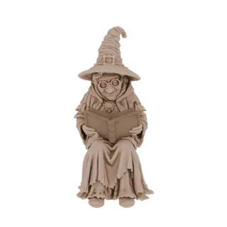 Modello 3D di una saggia strega anziana con cappello a punta e occhiali, seduta e che legge un grimorio.