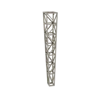 Renderização de modelo 3D de uma torre treliçada cônica com base quadrada e topo estreito, construída com vigas geométricas e