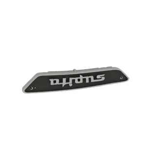 Modello 3D di un emblema Toyota Supra con testo 'Supra' argentato su sfondo nero, montato su una placca color argento.