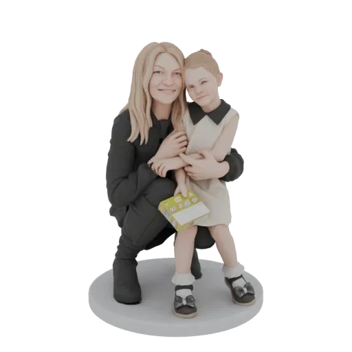 Modello 3D di madre bionda accovacciata che abbraccia la figlia bionda, entrambe sorridenti, su una base circolare bianca.