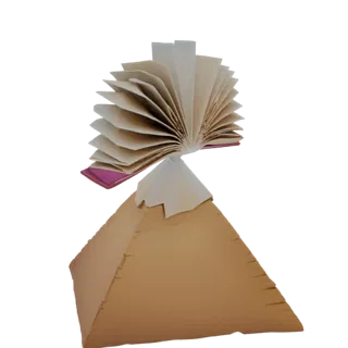 Modelo 3D de un libro de origami abierto con páginas desplegadas, equilibrado sobre una pirámide dorada.