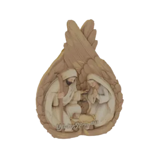 3D-Modell einer Weihnachtsszene mit Maria, Josef und dem Jesuskind, umrahmt von großen, texturierten Engelsflügeln.