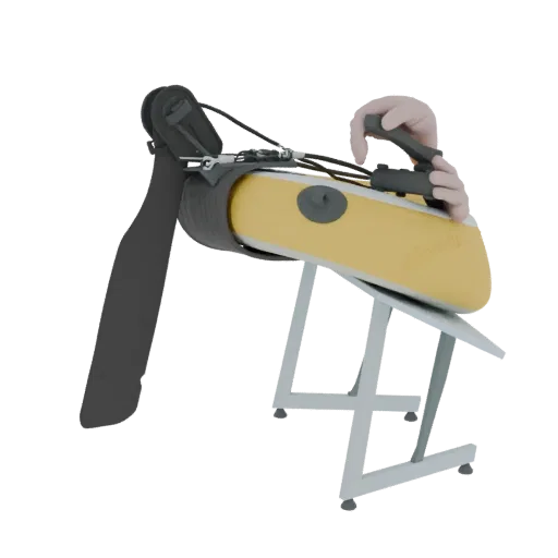 Render 3D de un grip de mano ergonómico amarillo con un soporte metálico plateado, mostrando una mano sujetando el dispositiv
