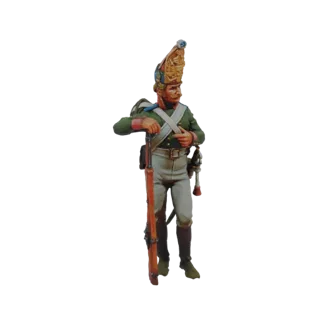 3D-Modell eines Napoleonischen Grenadiersoldaten aus der Ära 1812, trägt einen hohen Tschako und grüne Uniform, lehnt sich an