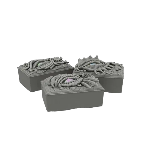 Tres modelos 3D grises de cofres del tesoro góticos, cada uno con un diseño de ojo estilizado único en la tapa, dispuestos ju