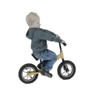 Modèle 3D d'un enfant aux cheveux blonds portant un sweat à capuche gris et un jean bleu, faisant du vélo pousseur jaune.