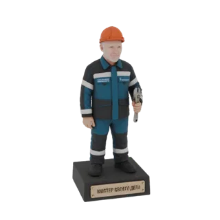 Modello 3D di un operaio con uniforme blu ed elmetto arancione, che tiene una chiave inglese, in piedi su una base con testo