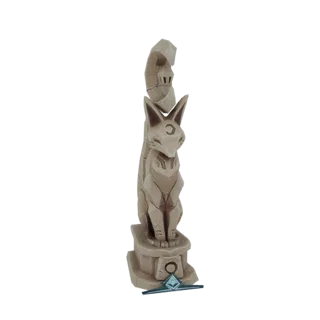 Modelo 3D de uma estátua estilizada de raposa de pedra com uma lua crescente na testa e na cauda, sentada em uma base em cama