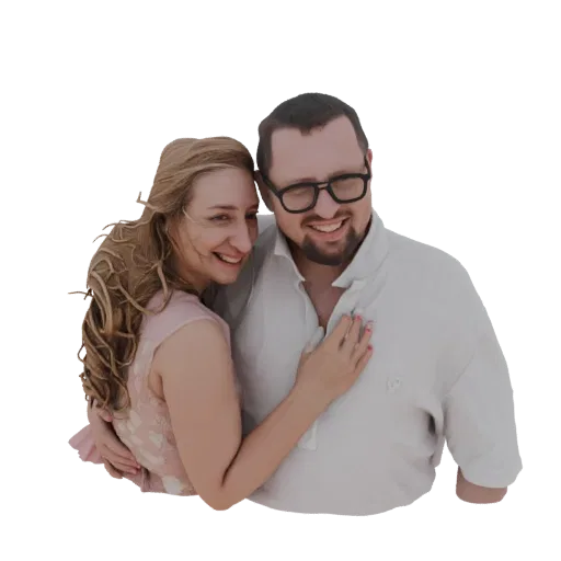 Modelo 3D de um casal abraçado, com o braço da mulher sobre o ombro do homem, ambos sorrindo.