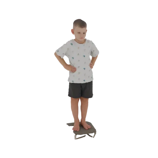 Modèle 3D d'un jeune garçon, mains sur les hanches, portant un t-shirt et un short, debout sur une petite plateforme grise.