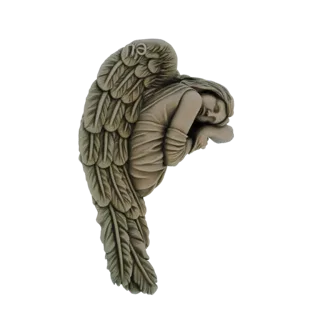 Modelo 3D de um anjo adormecido com asas de penas grandes e detalhadas, renderizado em um material neutro semelhante a pedra.