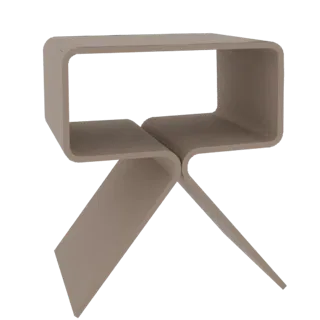 Une table d'appoint sculpturale moderne avec un design organique fluide, rendue dans une finition mate neutre sur fond noir.