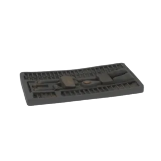 3D-Modell einer Vintage-Werkzeugschale mit verschiedenen Handwerkzeugen wie Zangen und Schraubenschlüsseln, präsentiert auf e