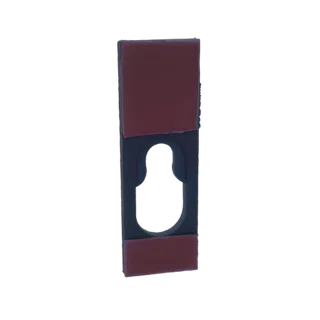 3D-Modell eines schwarzen Wandhakens mit Schlüssellochschlitz und zwei roten Klebepads, vor weißem Hintergrund.