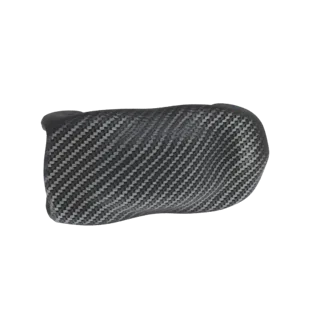 Modèle 3D d'une pochette compacte avec une texture réaliste en fibre de carbone, présenté sur fond blanc.