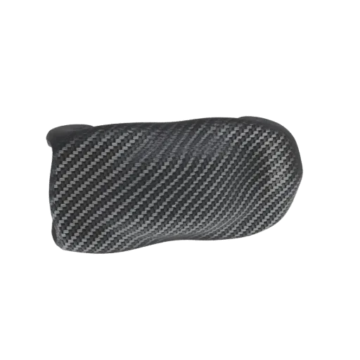 Modello 3D di una pochette compatta con texture realistica in fibra di carbonio, presentata su sfondo bianco.