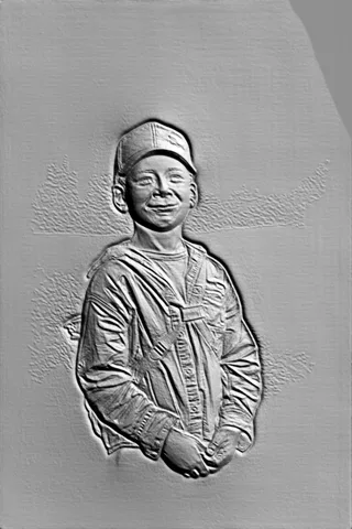 Modèle 3D d'un garçon à casquette en bas-relief, debout et souriant, avec des détails vestimentaires et faciaux.