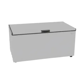 Render 3D di un moderno congelatore a pozzetto bianco con finiture grigio scuro e coperchio leggermente aperto, che mostra il