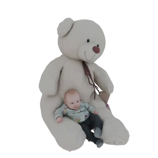 Modelo 3D de um bebê sentado no colo de um grande urso de pelúcia creme, com fundo branco.