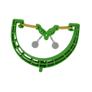 Modelo 3D de un tirachinas verde con marco en U y dos péndulos grises colgando de una banda elástica amarilla.