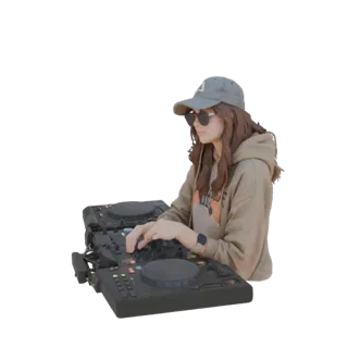 3D-Modell einer jungen DJane mit Kappe und Kopfhörern, mit Sonnenbrille, die ein DJ-Pult bedient.