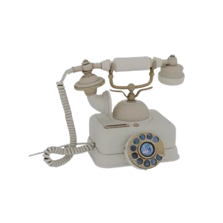 Ein 3D-Render eines cremefarbenen Vintage-Wählscheibentelefons mit Goldakzenten und Spiralkabel, vor weißem Hintergrund.