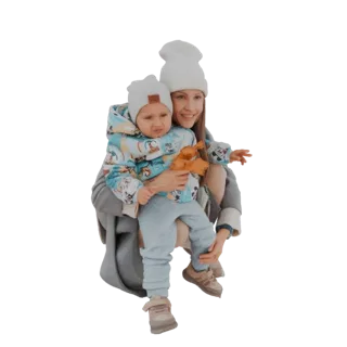 Modello 3D di madre sorridente che tiene in braccio un bambino, entrambi con cappelli invernali bianchi, catturati in un tene